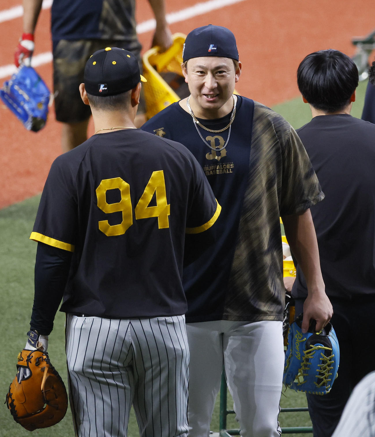 オリックス対阪神　阪神原口と話をするオリックス杉本（撮影・藤尾明華）