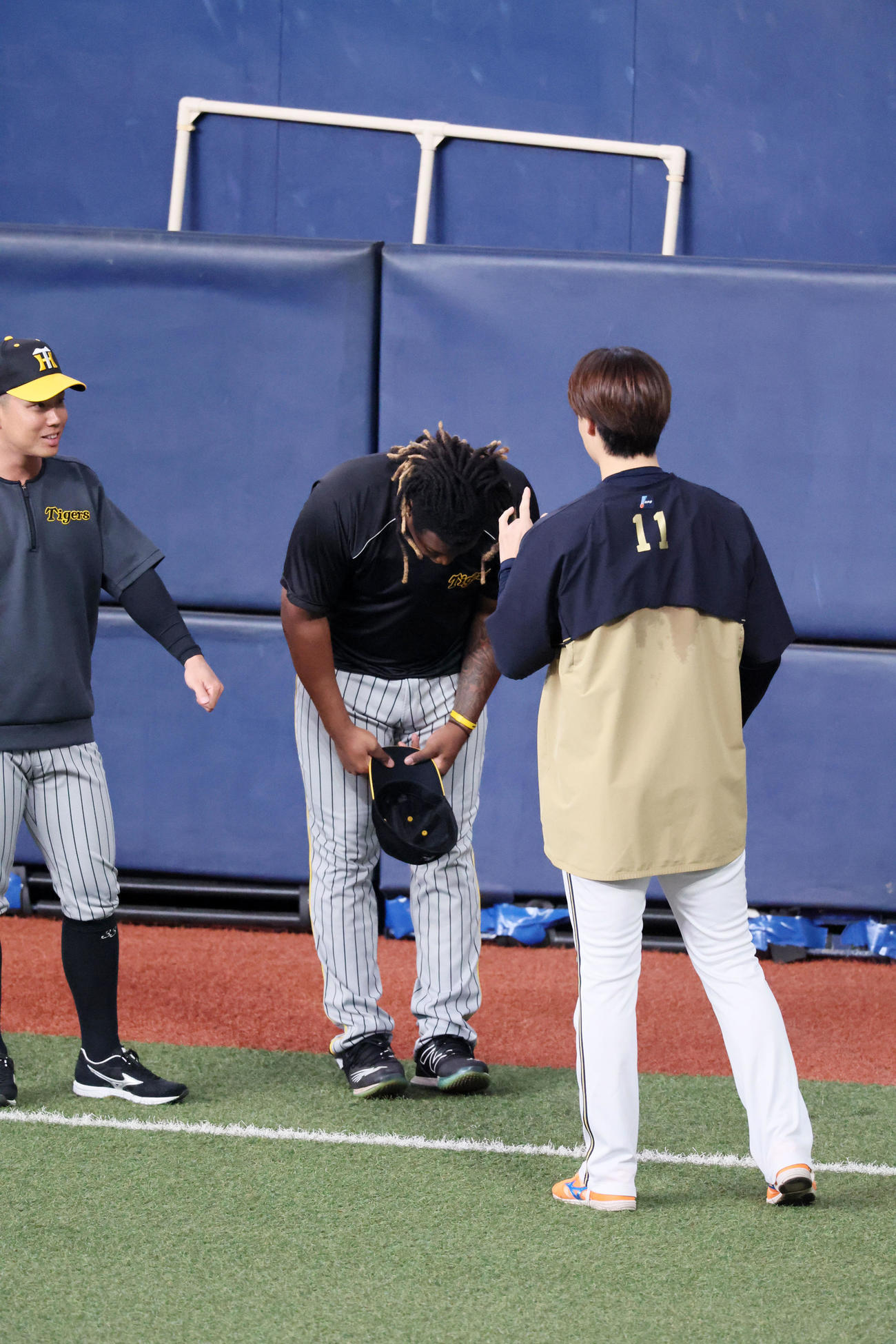 オリックス対阪神　ミエセスはオリックス山■（■は崎の大が立の下の横棒なし）福（右）に帽子を取ってあいさつする（撮影・加藤哉）