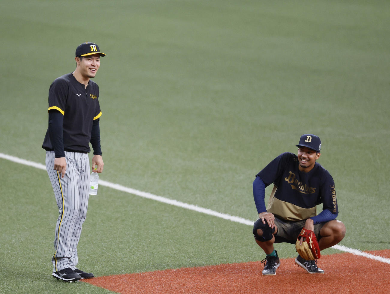 オリックス対阪神　談笑する阪神佐藤輝（左）とオリックス宗（撮影・藤尾明華）