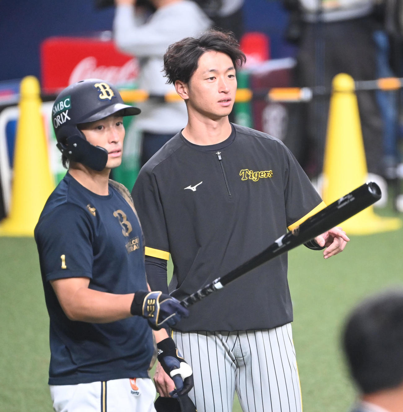 オリックス対阪神　練習中に話をする阪神近本（右）とオリックス福田（撮影・和賀正仁）