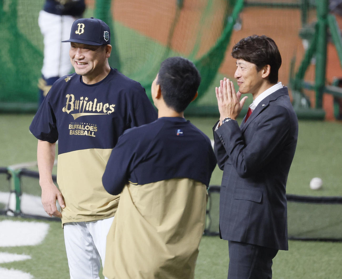 オリックス対阪神　話をするオリックス中嶋聡監督（左）と能見篤史氏（撮影・藤尾明華）