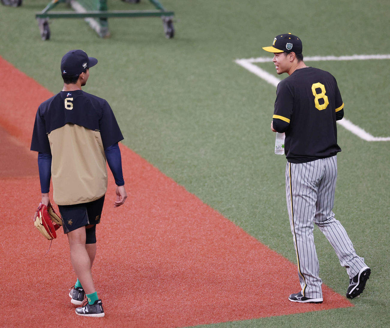 オリックス対阪神　試合前、オリックス宗（左）と話す阪神佐藤輝（撮影・宮地輝）