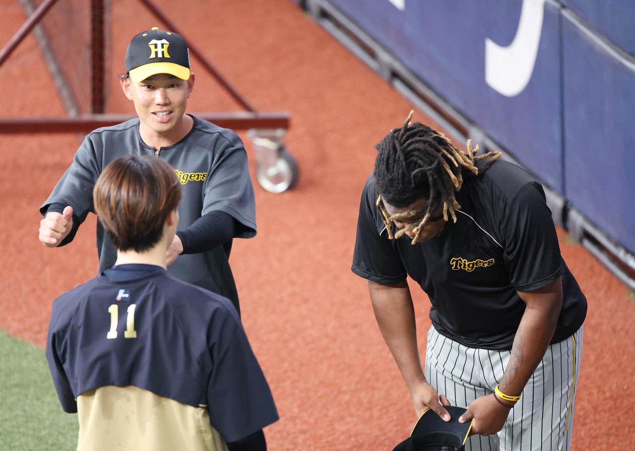 オリックス対阪神　試合前、オリックス山崎福（手前）に深々とあいさつする阪神ミエセス（右）と糸原（撮影・宮地輝）