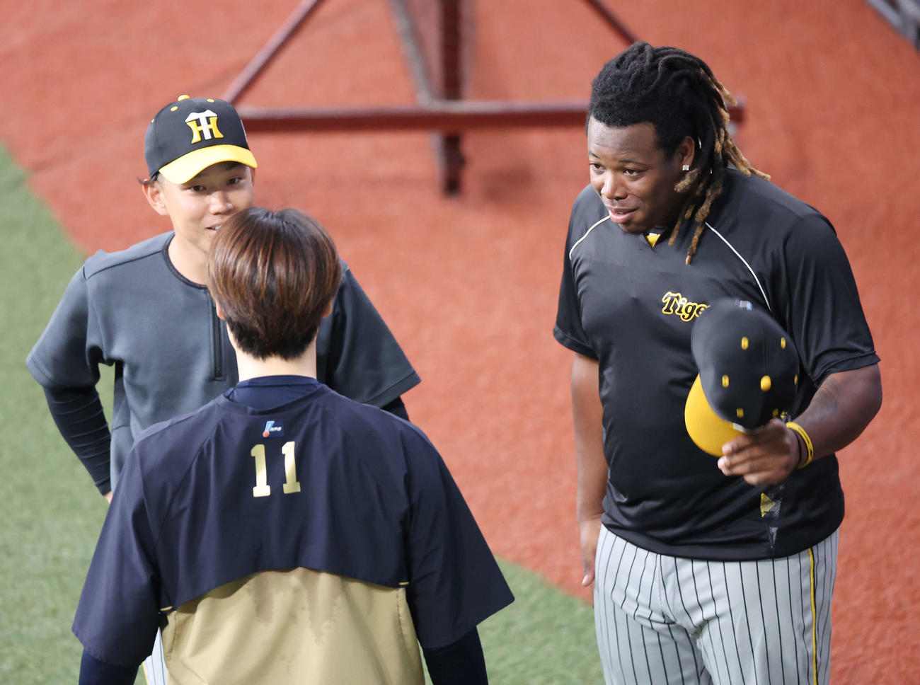 試合前、オリックス山崎福（手前）にあいさつする阪神糸原（左）とミエセス（撮影・宮地輝）