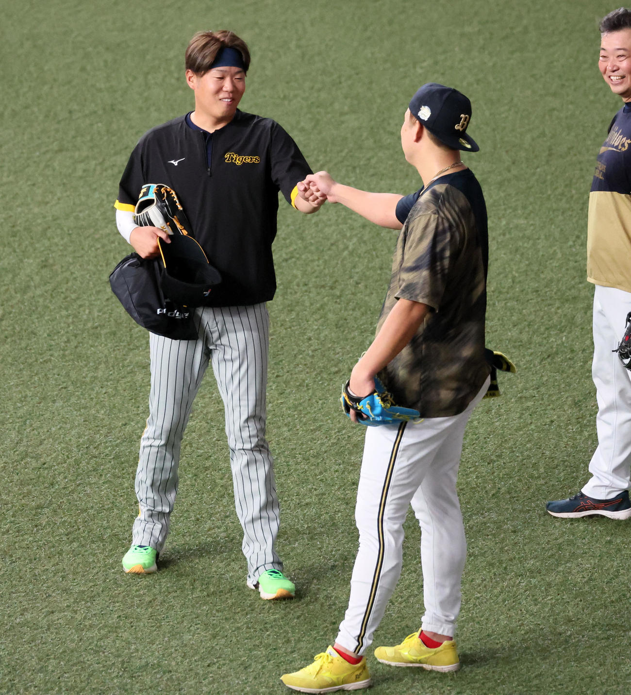 オリックス対阪神　西勇（左）はオリックス杉本とタッチする（撮影・加藤哉）