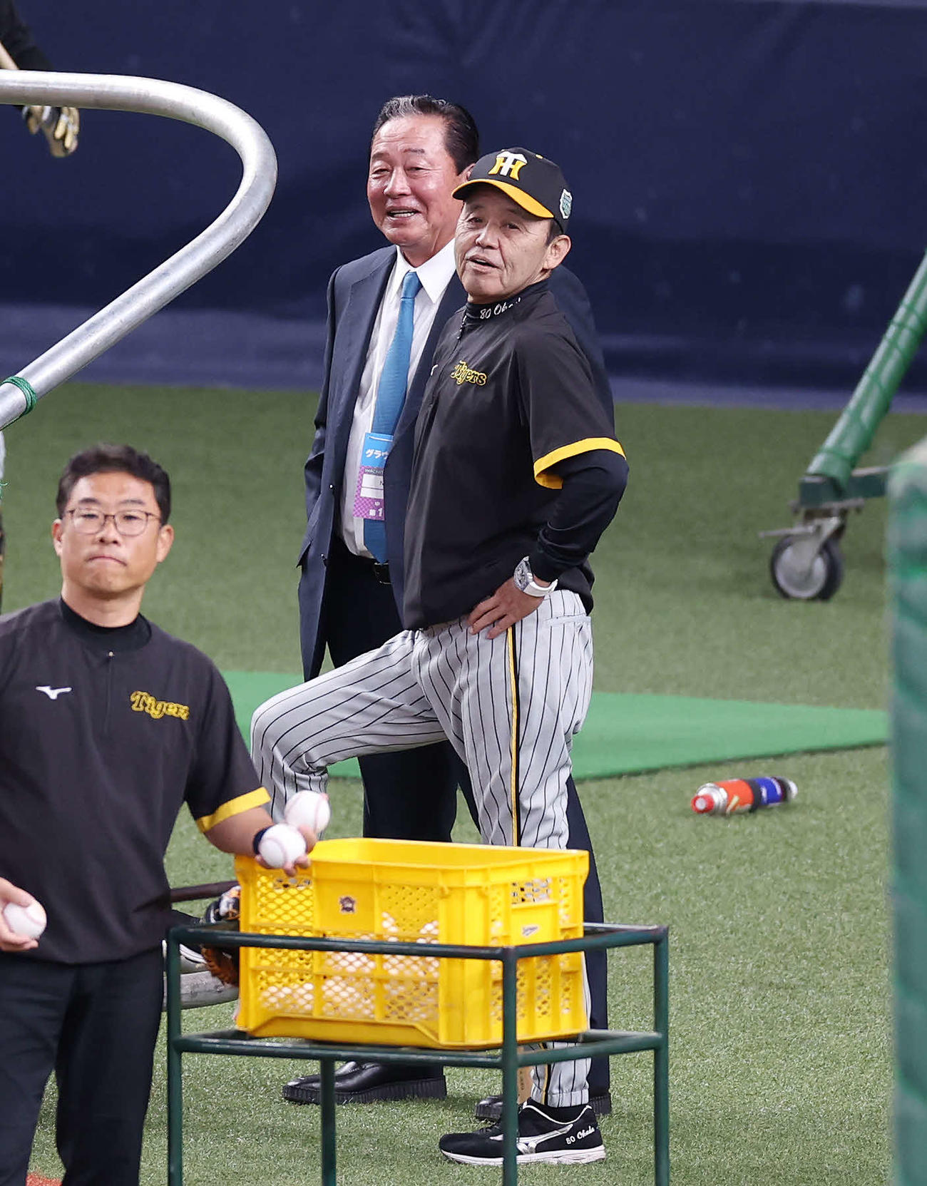 オリックス対阪神　試合前練習を見守る阪神岡田監督（撮影・宮地輝）