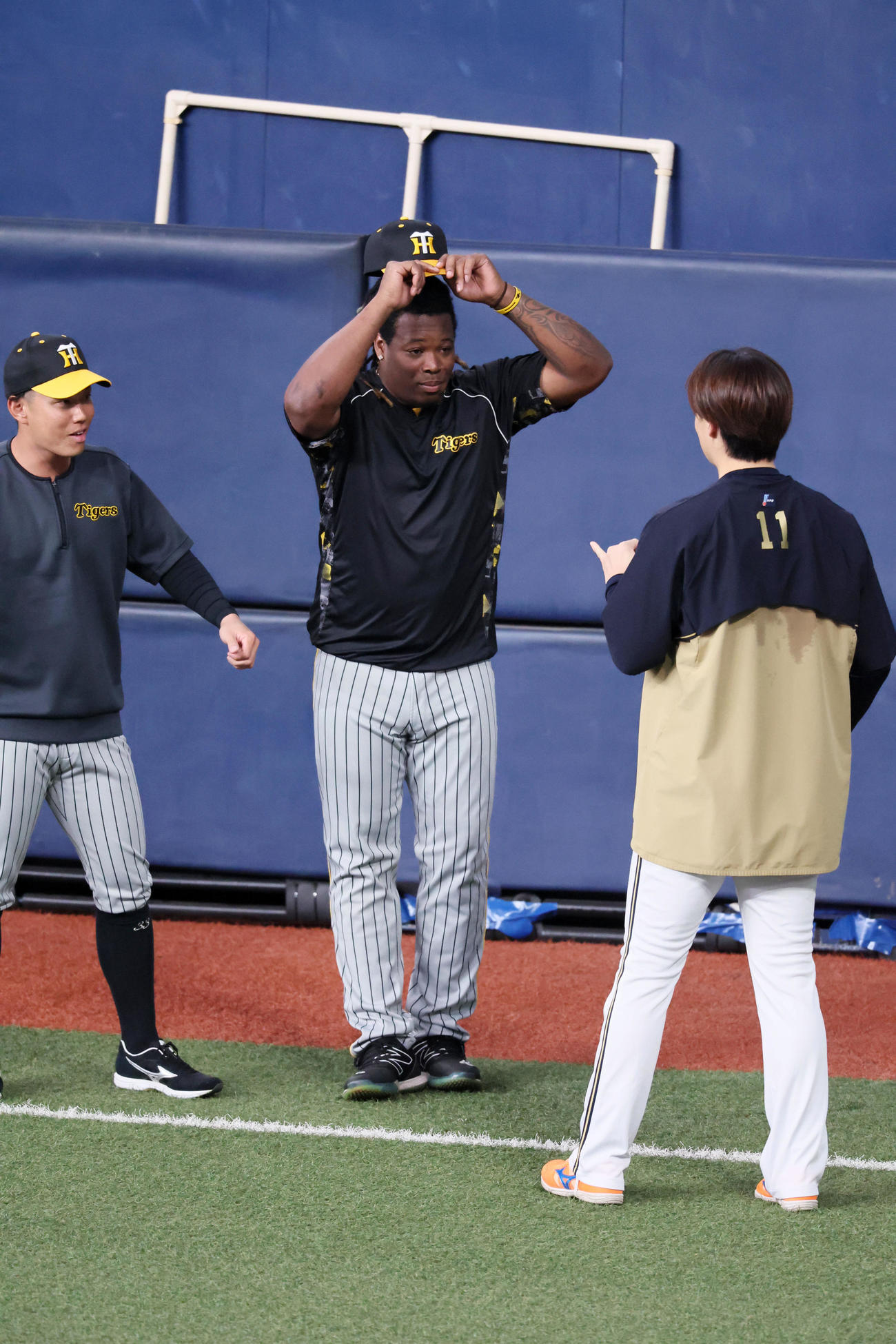 オリックス対阪神　ミエセスはオリックス山■（■は崎の大が立の下の横棒なし）福（右）に帽子を取ってあいさつする（撮影・加藤哉）