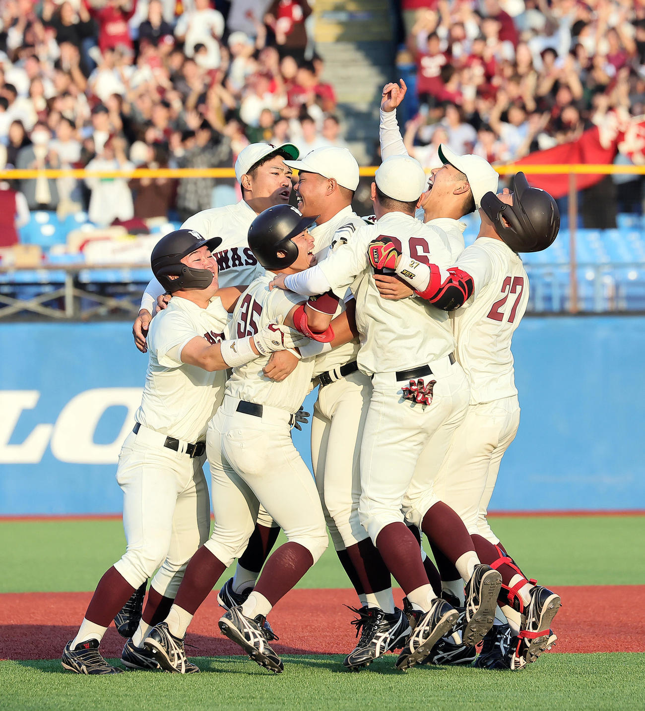 慶大対早大　9回裏早大無死満塁、代打小沢（手前左から2人目）はサヨナラ打を放ち祝福される（撮影・足立雅史）