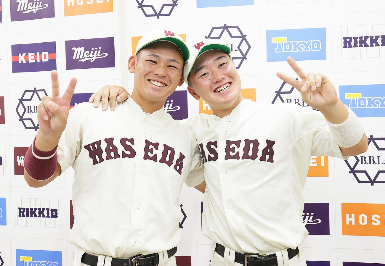 慶大対早大　サヨナラ勝ちに笑顔でピースする早大の小沢（左）と尾瀬（撮影・足立雅史）