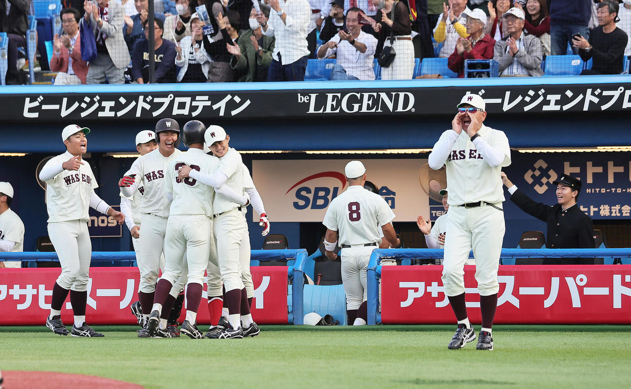 慶大対早大　9回裏早大無死満塁、尾瀬の同点の右前適時打に盛り上がるベンチを背に、指示を出す小宮山監督（右端）（撮影・足立雅史）
