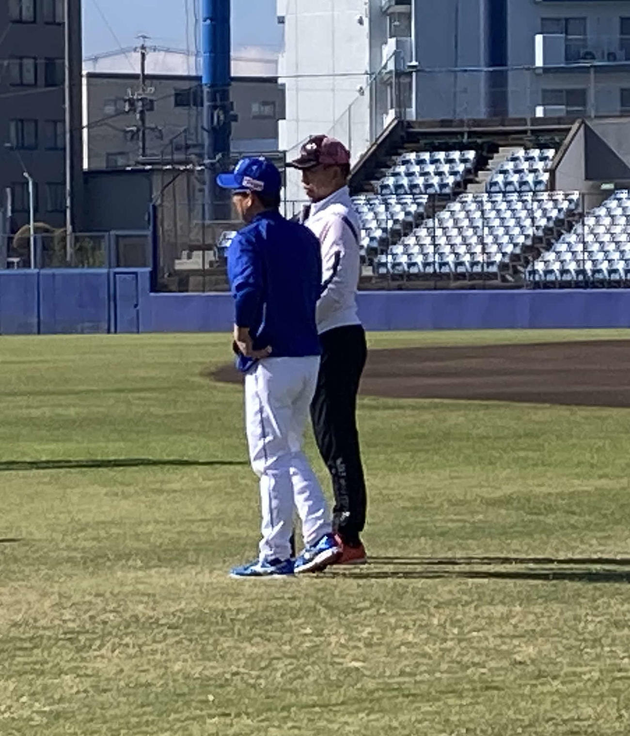 立浪監督と秋季練習を視察する2軍監督就任予定の井上一樹氏