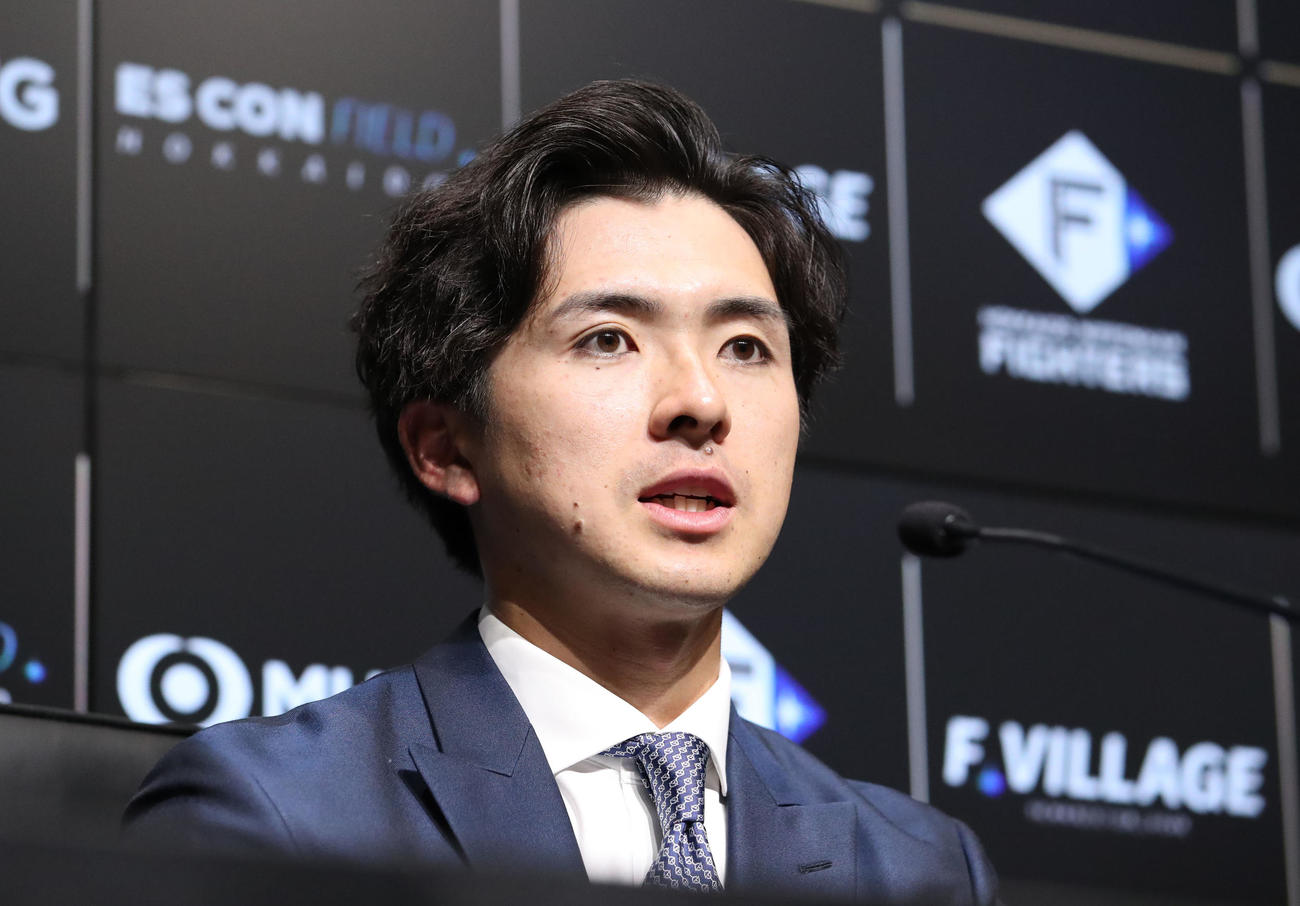 メジャー挑戦に向けて会見に臨む日本ハム上沢（撮影・佐藤翔太）