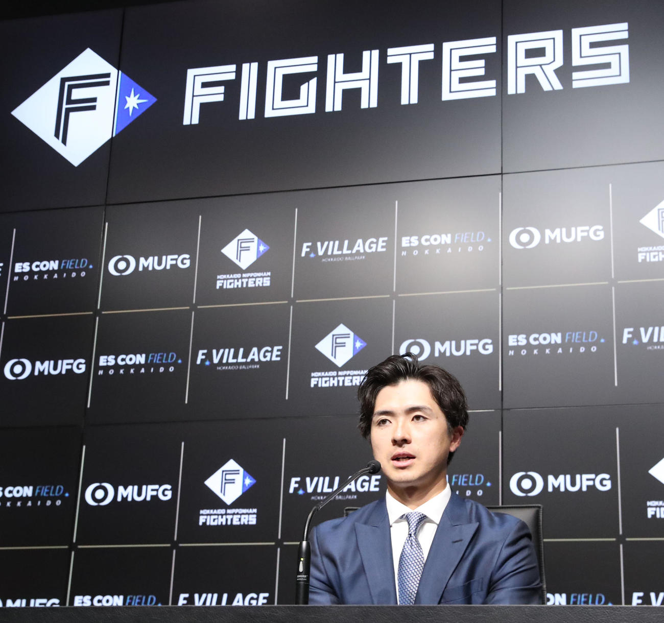メジャー挑戦に向けて会見に臨む日本ハム上沢（撮影・佐藤翔太）