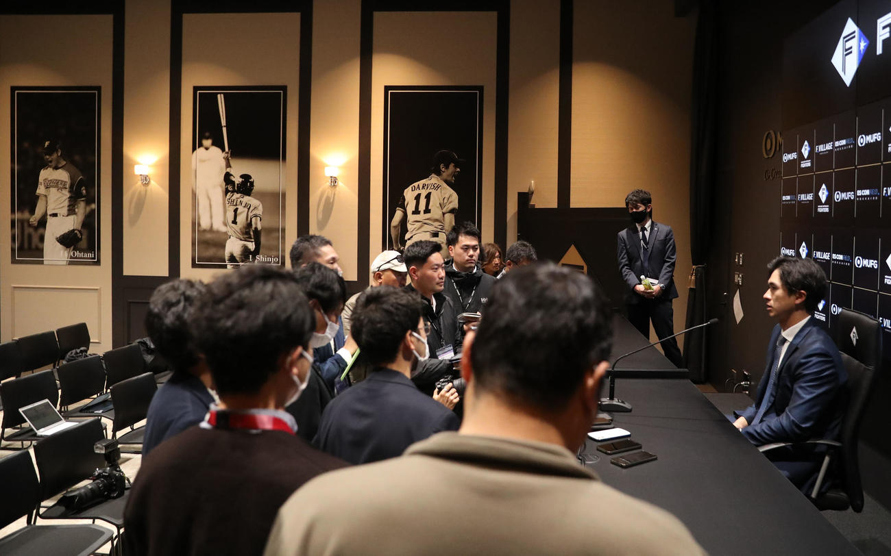 メジャー挑戦に向けて会見に臨み囲み取材を受ける日本ハム上沢（撮影・佐藤翔太）