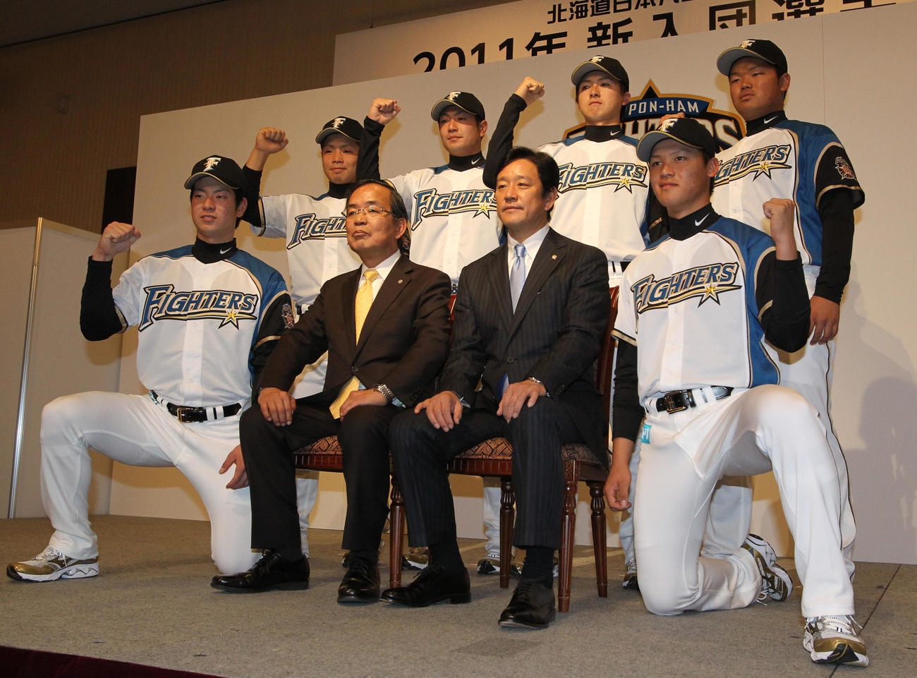 11年12月3日、新入団選手発表でポーズを決める2位（前列左）、3位石川（同右）、後列左から4位近藤、5位森内、6位上沢、7位大嶋。前列左から2人目は津田社長、隣は栗山監督
