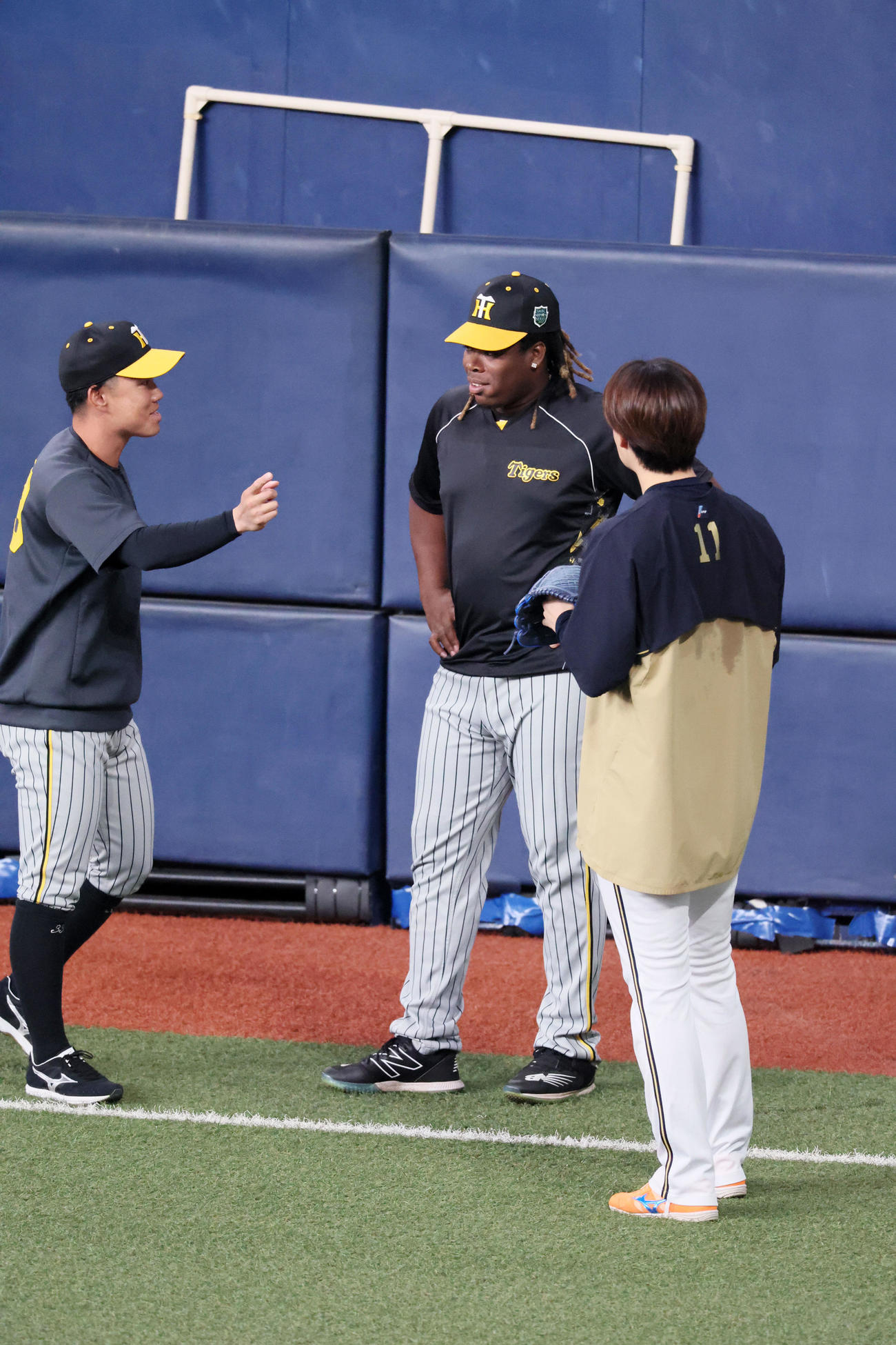 オリックス対阪神　ミエセスは糸原（左）からオリックス山■（■は崎の大が立の下の横棒なし）福（右）にあいさつを促され（撮影・加藤哉）