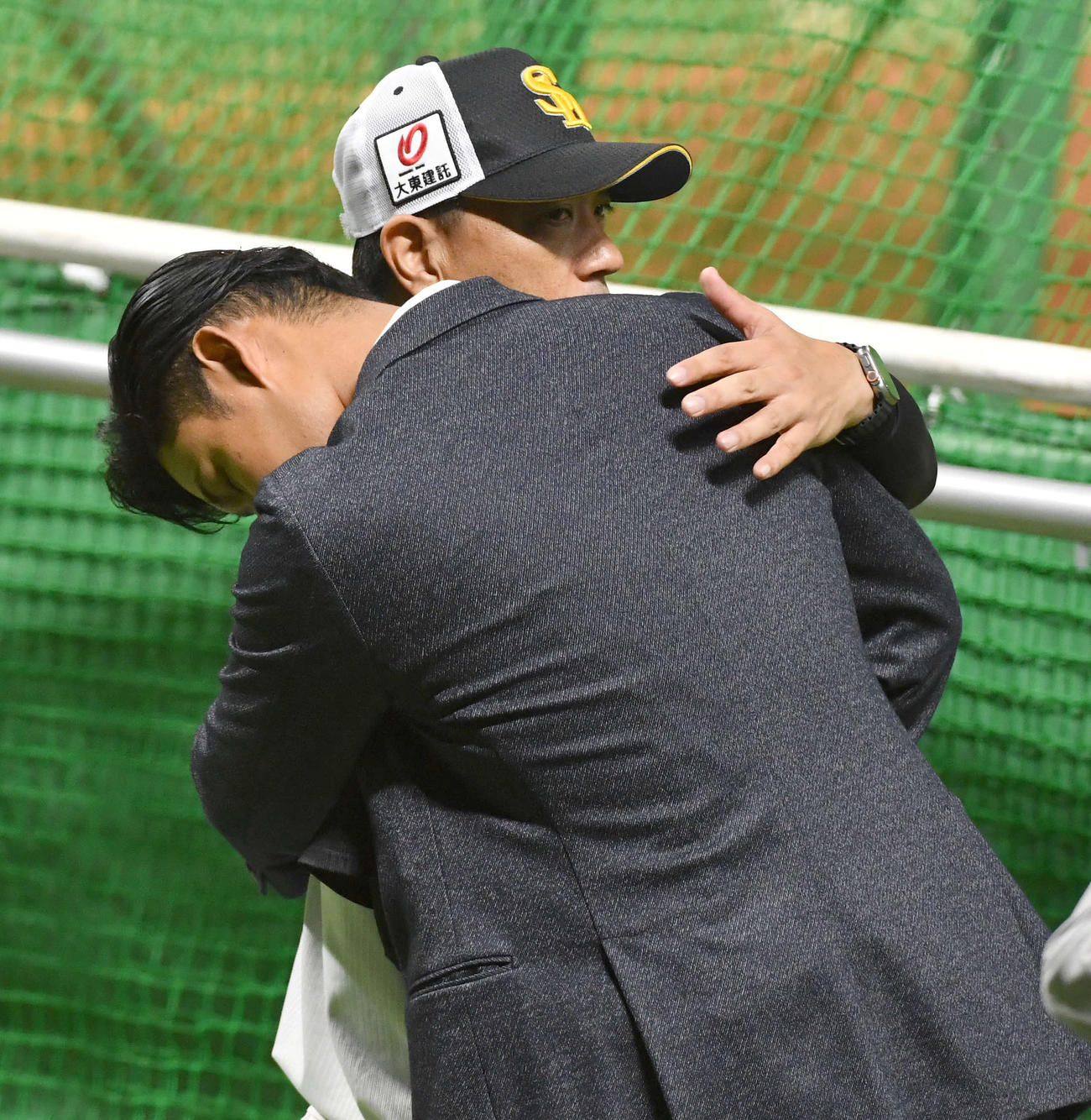 戦力外となった椎野（右）は吉本コーチにあいさつする（撮影・岩下翔太）