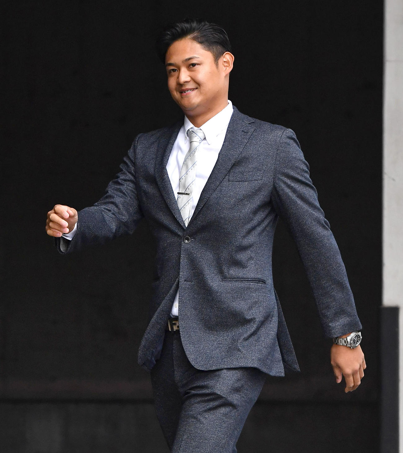 球団事務所へ向かう椎野（撮影・岩下翔太）