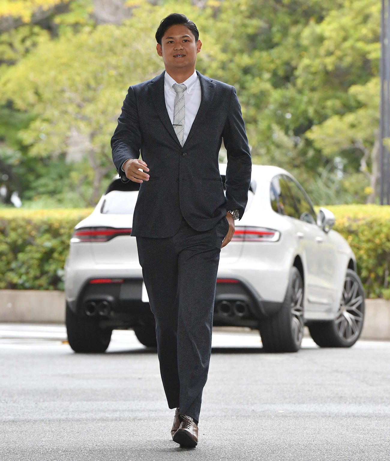 球団事務所へ向かう椎野（撮影・岩下翔太）