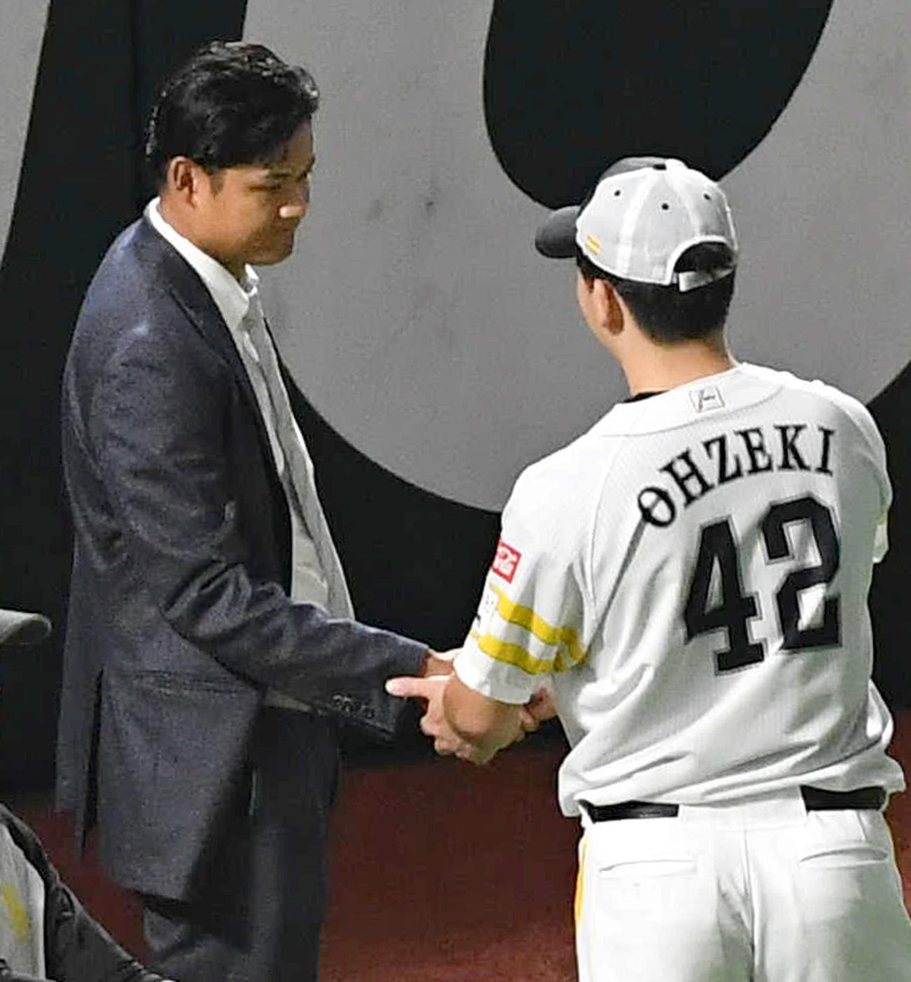 戦力外となった椎野（左）は大関にあいさつする（撮影・岩下翔太）