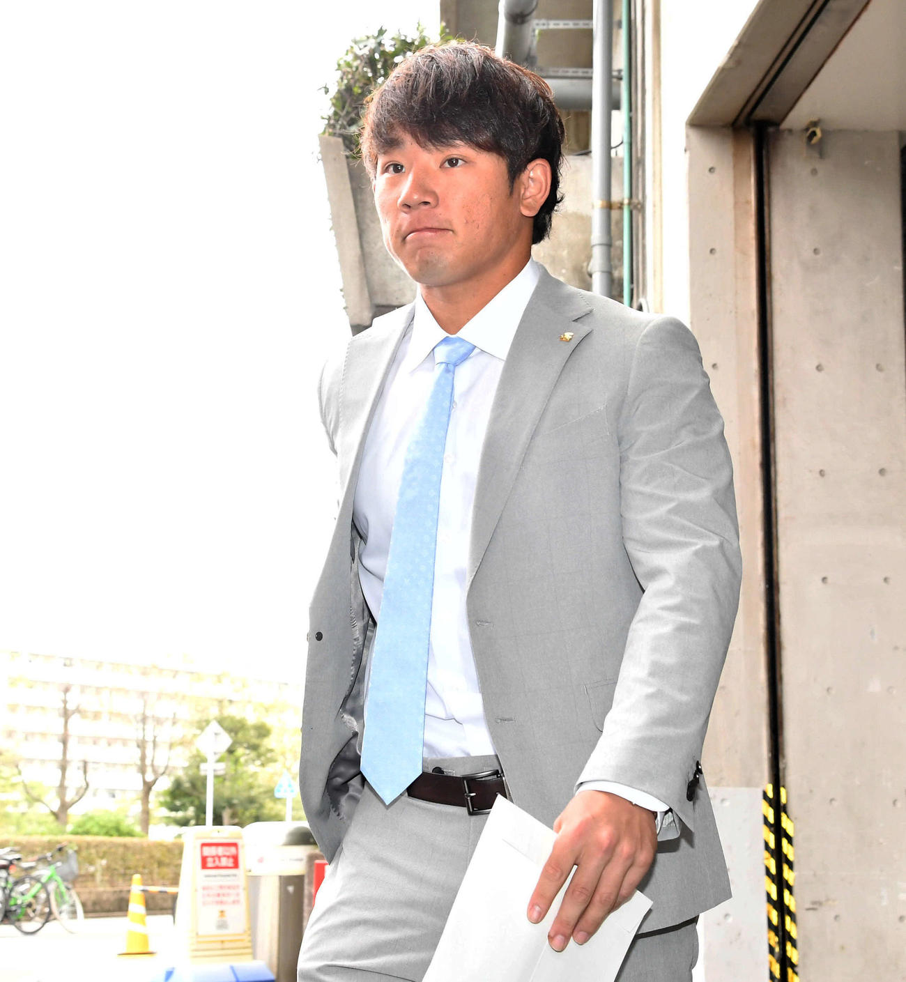 球団事務所での話し合いを終え、囲み取材を受ける増田（撮影・岩下翔太）
