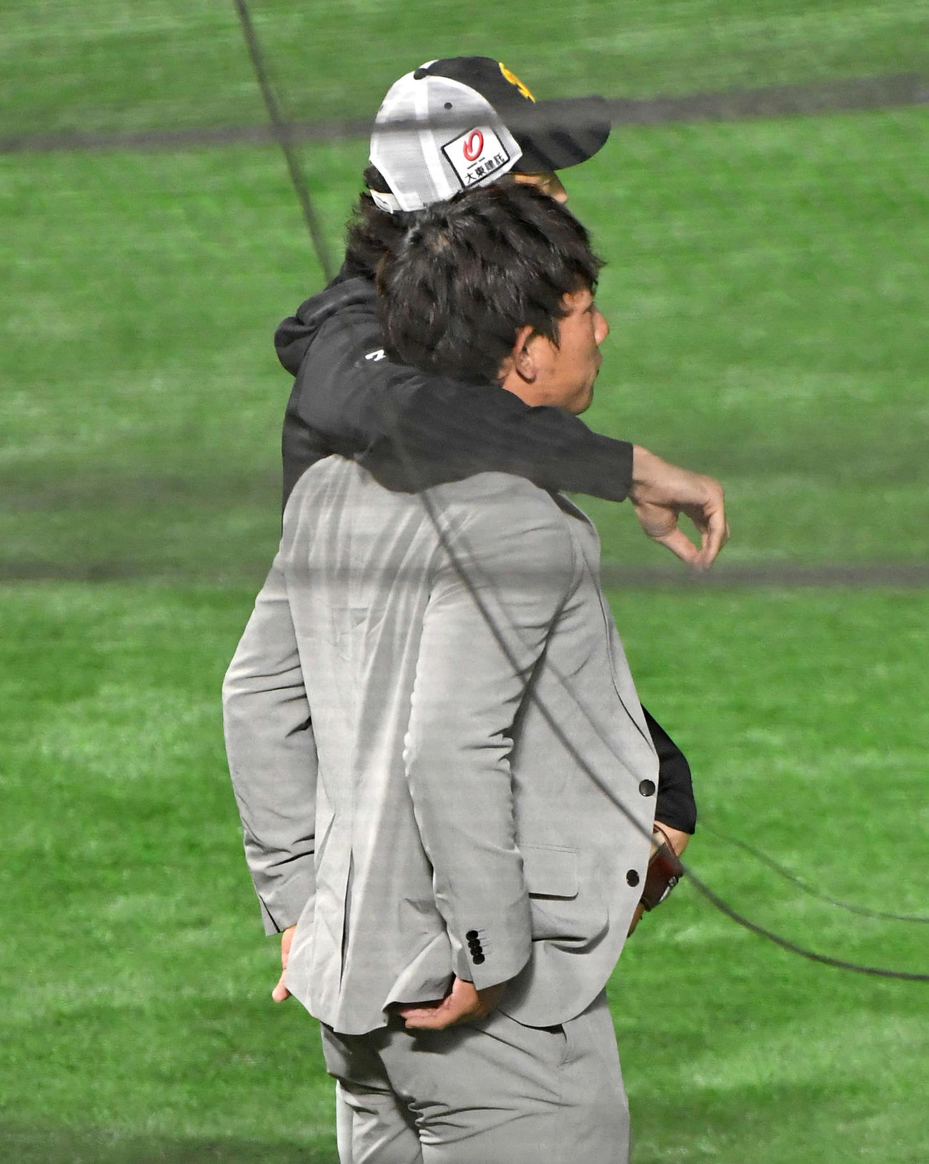戦力外となった増田（手前）は斉藤和コーチと話す（撮影・岩下翔太）
