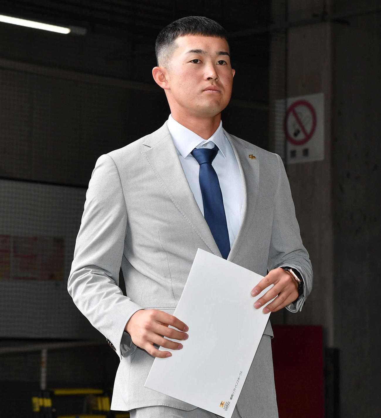 球団事務所での話し合いを終えて囲み取材へ向かう早（撮影・岩下翔太）