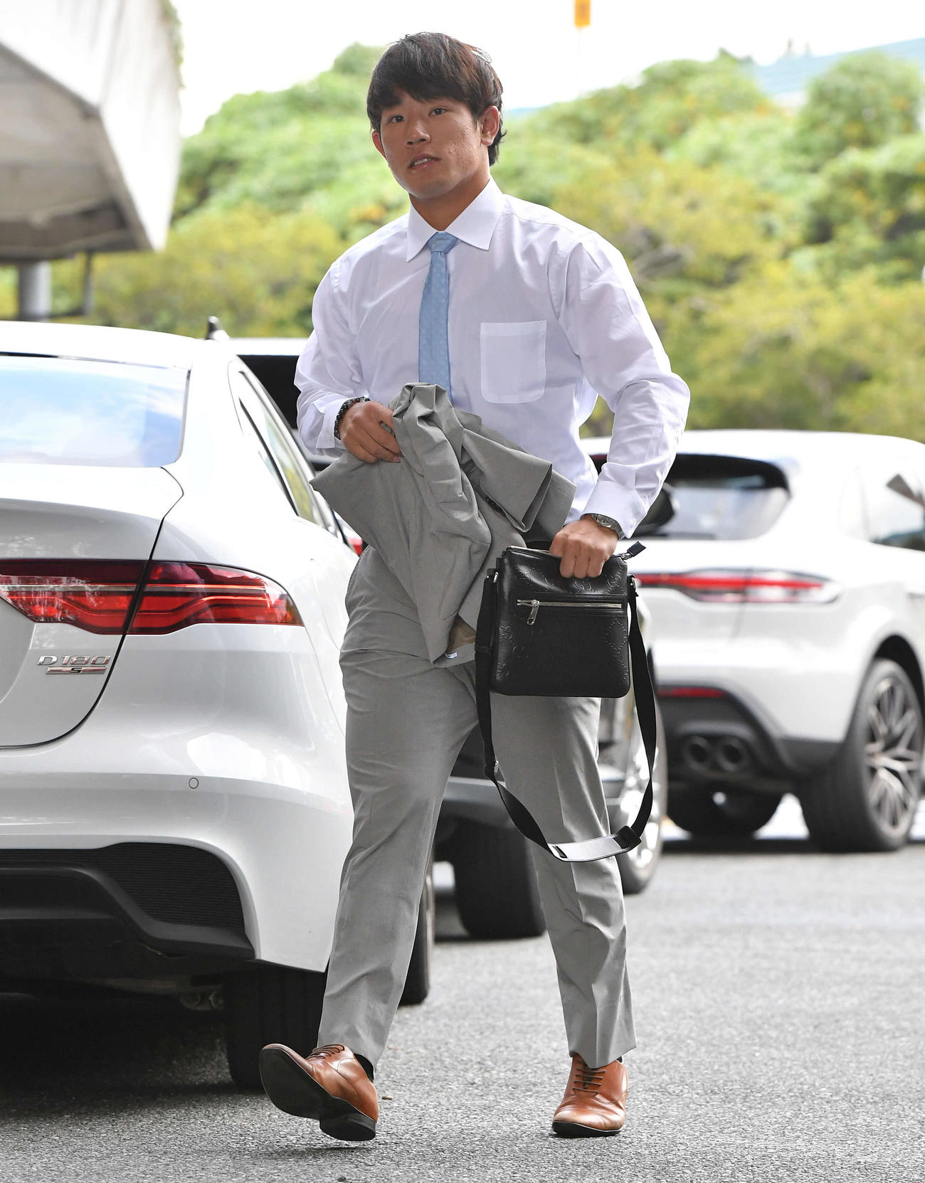 球団事務所へ向かう増田（撮影・岩下翔太）