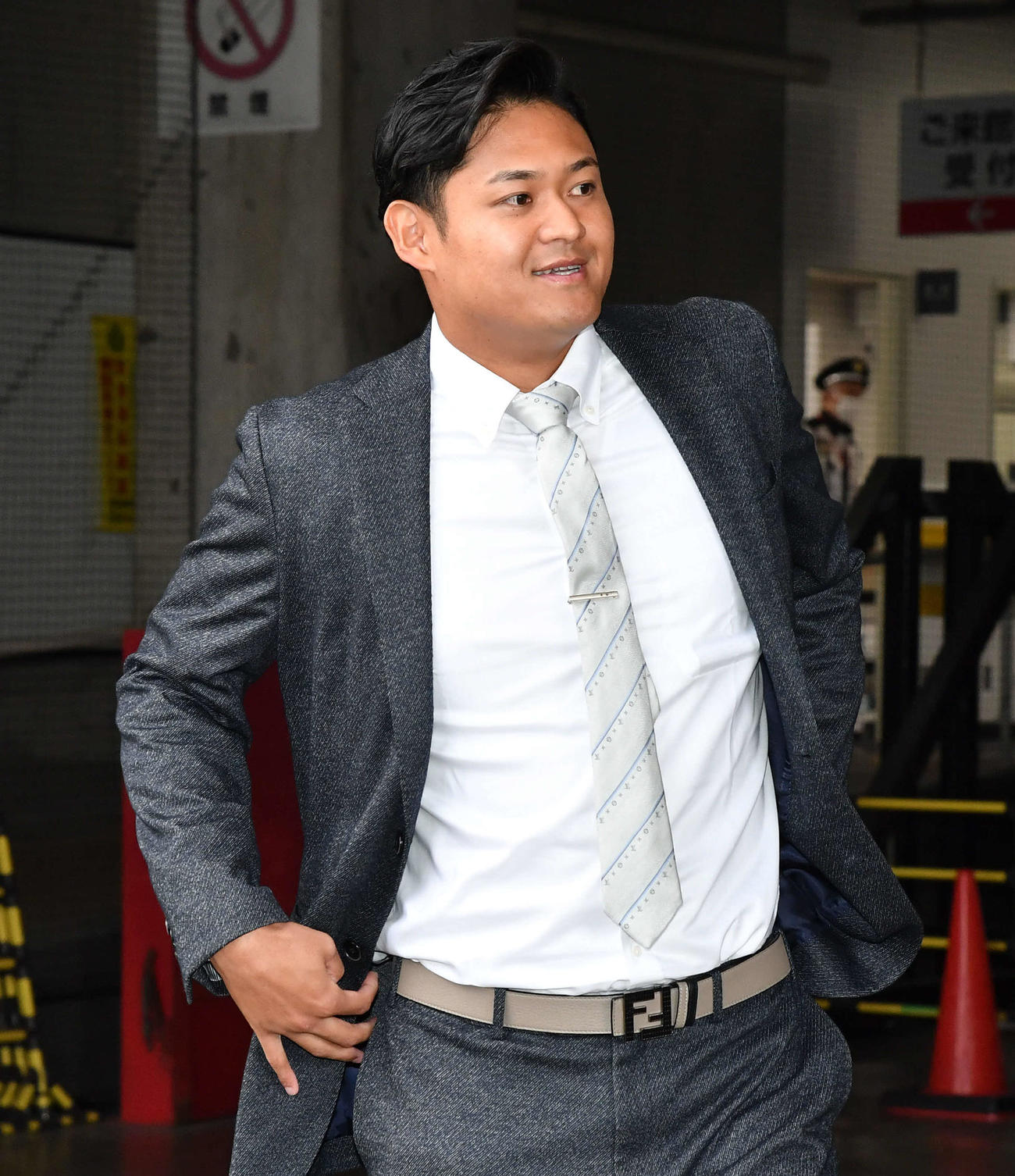 球団事務所での話し合いを終えて囲み取材を受ける椎野（撮影・岩下翔太）