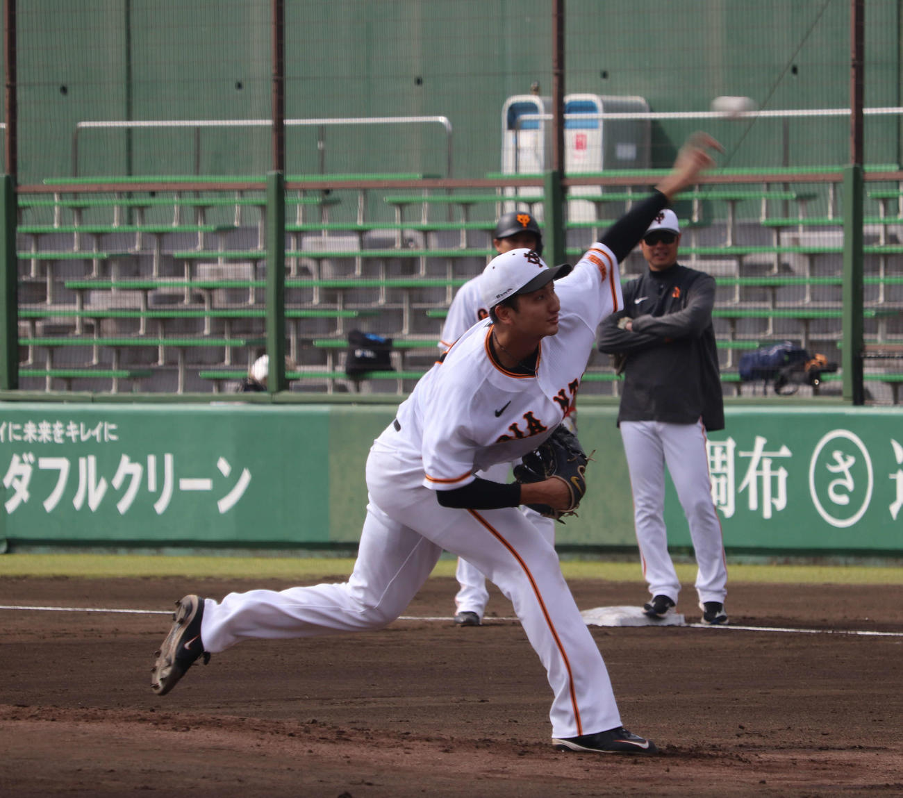 ジャイアンツ球場の秋季練習のシート打撃に登板した巨人横川（撮影・小早川宗一郎）
