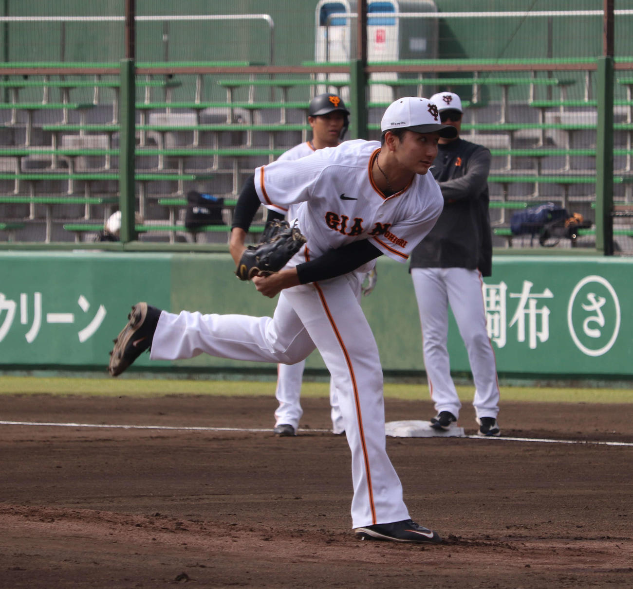 ジャイアンツ球場の秋季練習のシート打撃に登板した巨人横川（撮影・小早川宗一郎）