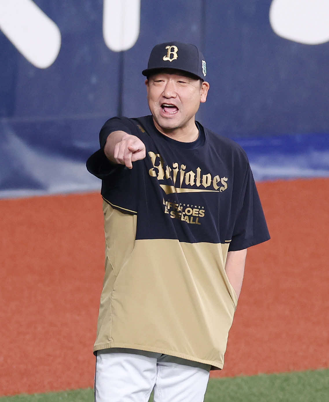 オリックス対阪神　試合前、指をさすオリックス中嶋監督（撮影・宮地輝）