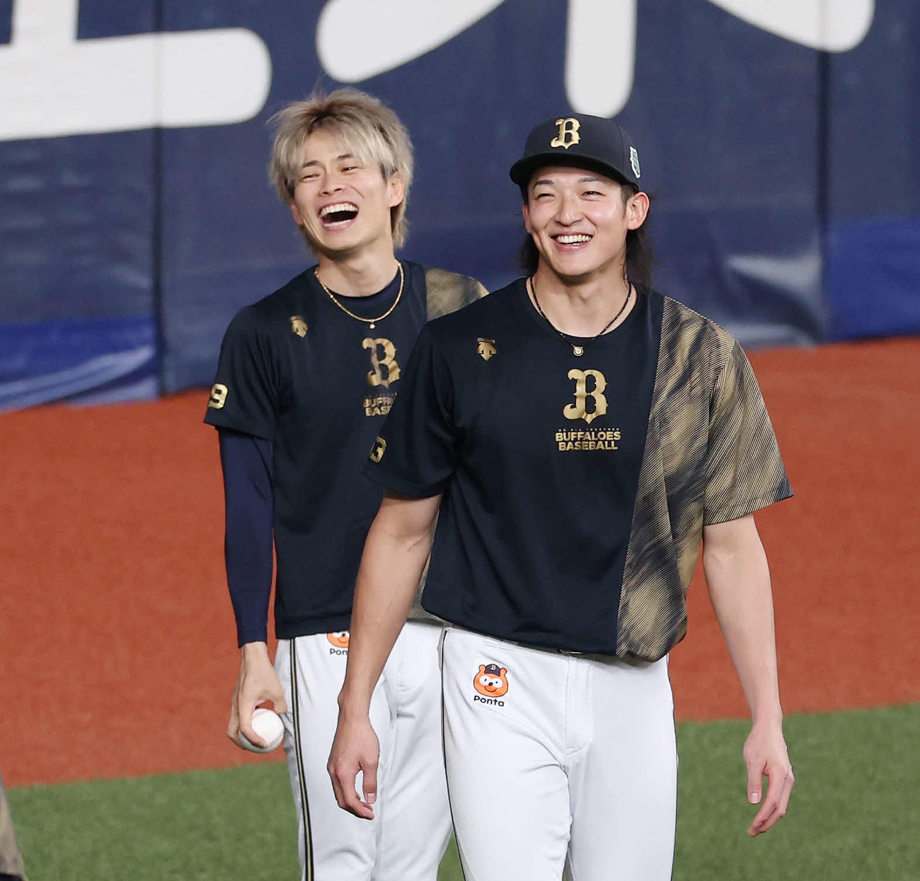 オリックス対阪神　試合前、笑顔を見せるオリックス山岡（左）と山崎颯（撮影・宮地輝）
