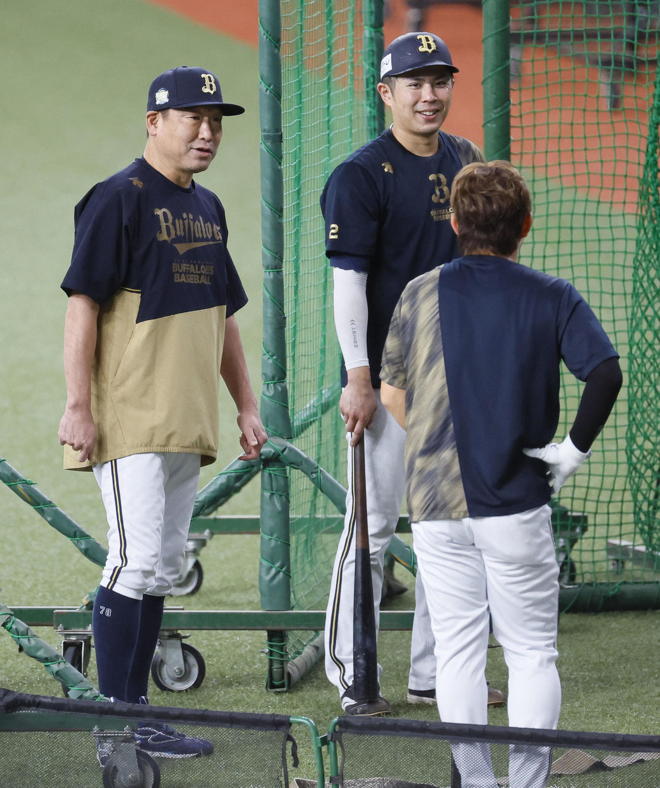 オリックス対阪神　談笑する阪神佐藤輝（左）とオリックス宗（撮影・藤尾明華）