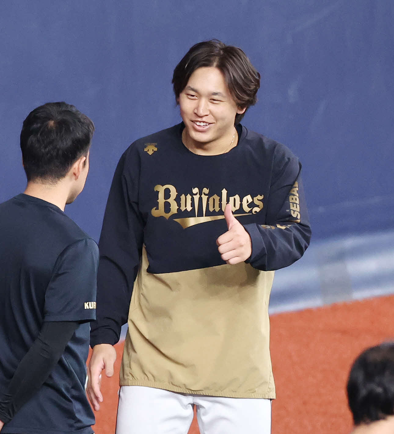 試合前、サムズアップするオリックス宮城（撮影・宮地輝）
