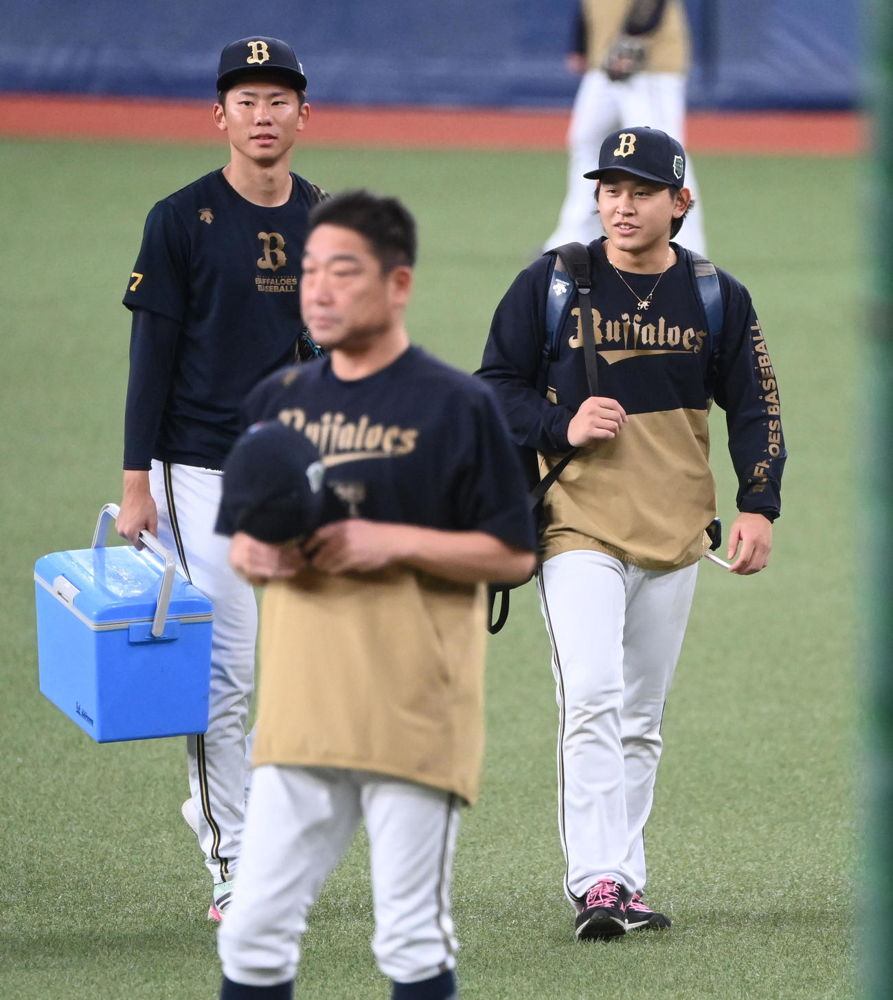 オリックス対阪神　笑顔で練習を切り上げる宮城（右）と曽谷、手前は中嶋監督（撮影・和賀正仁）