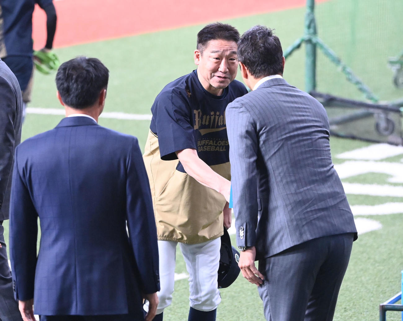 オリックス対阪神　握手を交わす黒田（右）とオリックス中嶋監督（撮影・和賀正仁）