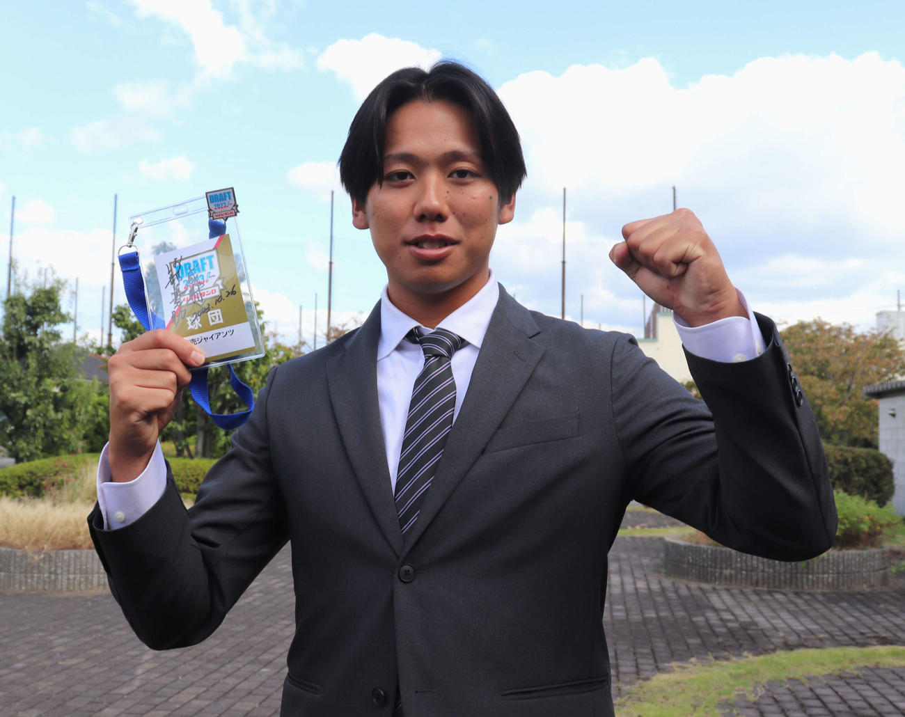 巨人から5位指名された日本生命・又木はガッツポーズで写真に納まる（撮影・中島麗）