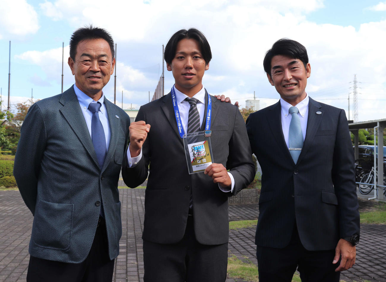 ドラフト5位で巨人に指名された、日本生命の又木鉄平投手（24）を囲む、水野雄仁スカウト部長（58）と担当の岸敬祐スカウト（36）（撮影・中島麗）