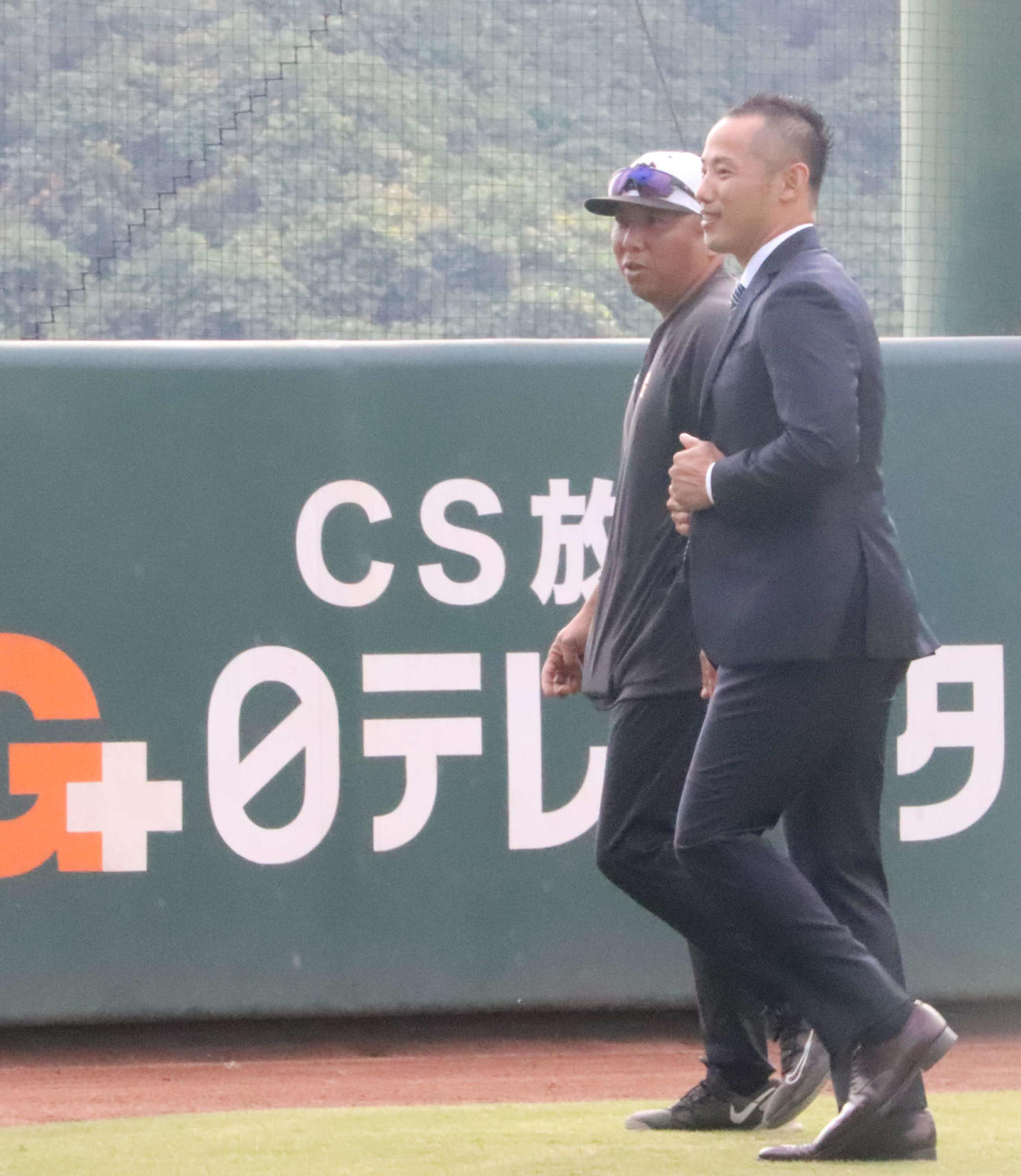 来季から巨人の1軍打撃コーチ就任が発表された矢野氏（右）がスーツ姿でジャイアンツ球場の秋季練習にあいさつに訪れた（撮影・小早川宗一郎）