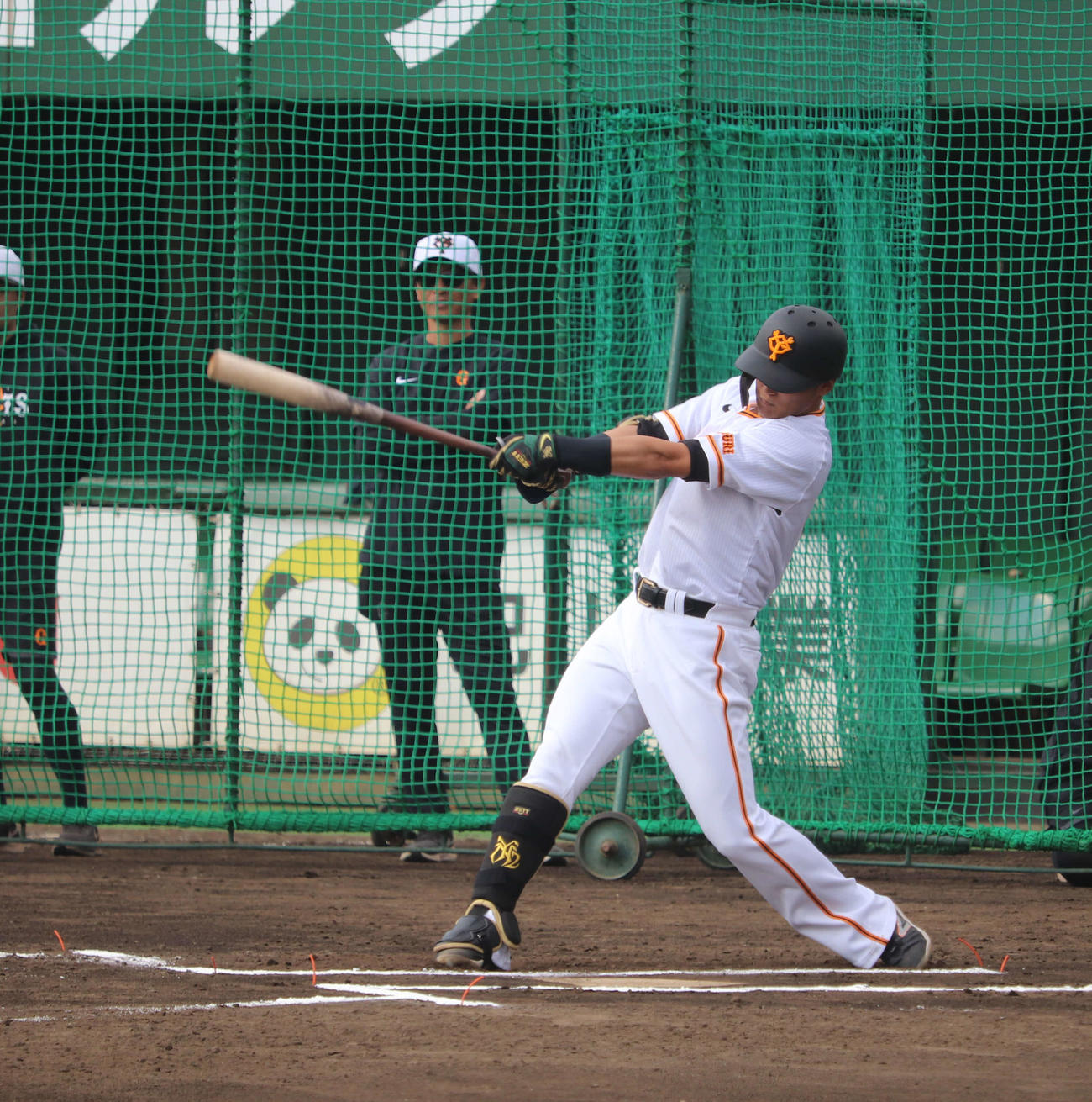 ジャイアンツ球場の秋季練習のシート打撃で3安打を放った巨人吉川（撮影・小早川宗一郎）