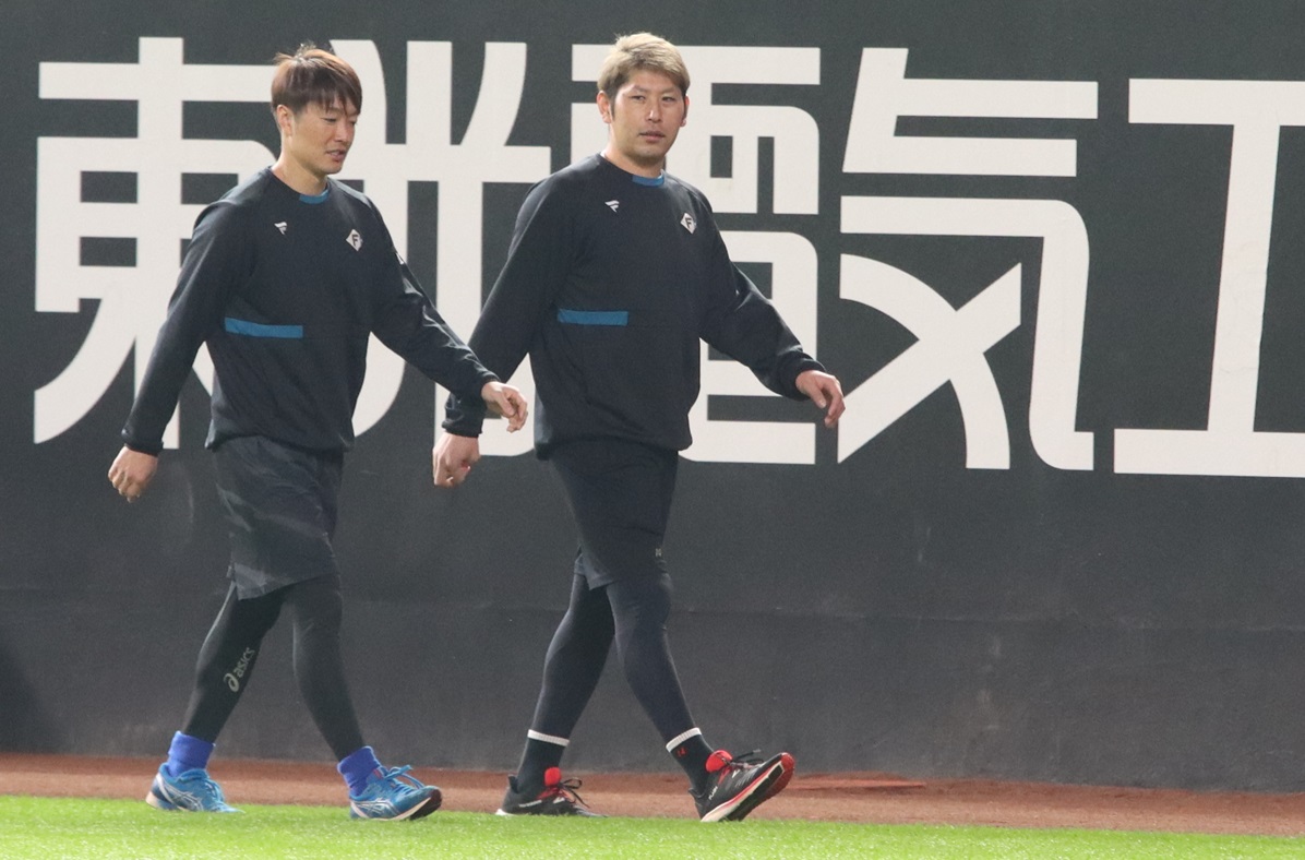 エスコンフィールドで玉井（左）と並んで調整する日本ハム加藤貴（撮影・永野高輔）
