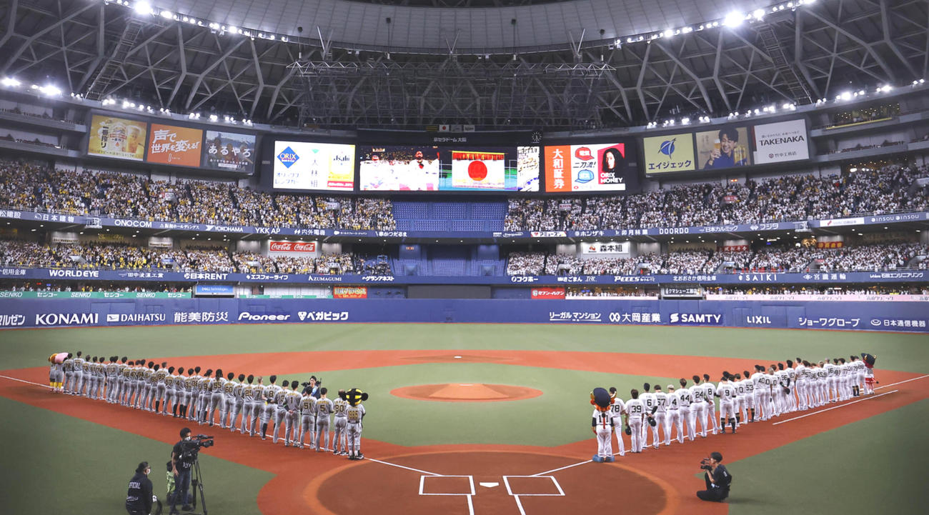 オリックス対阪神　試合前セレモニーで君が代を聞く両チームの選手たち（撮影・藤尾明華）
