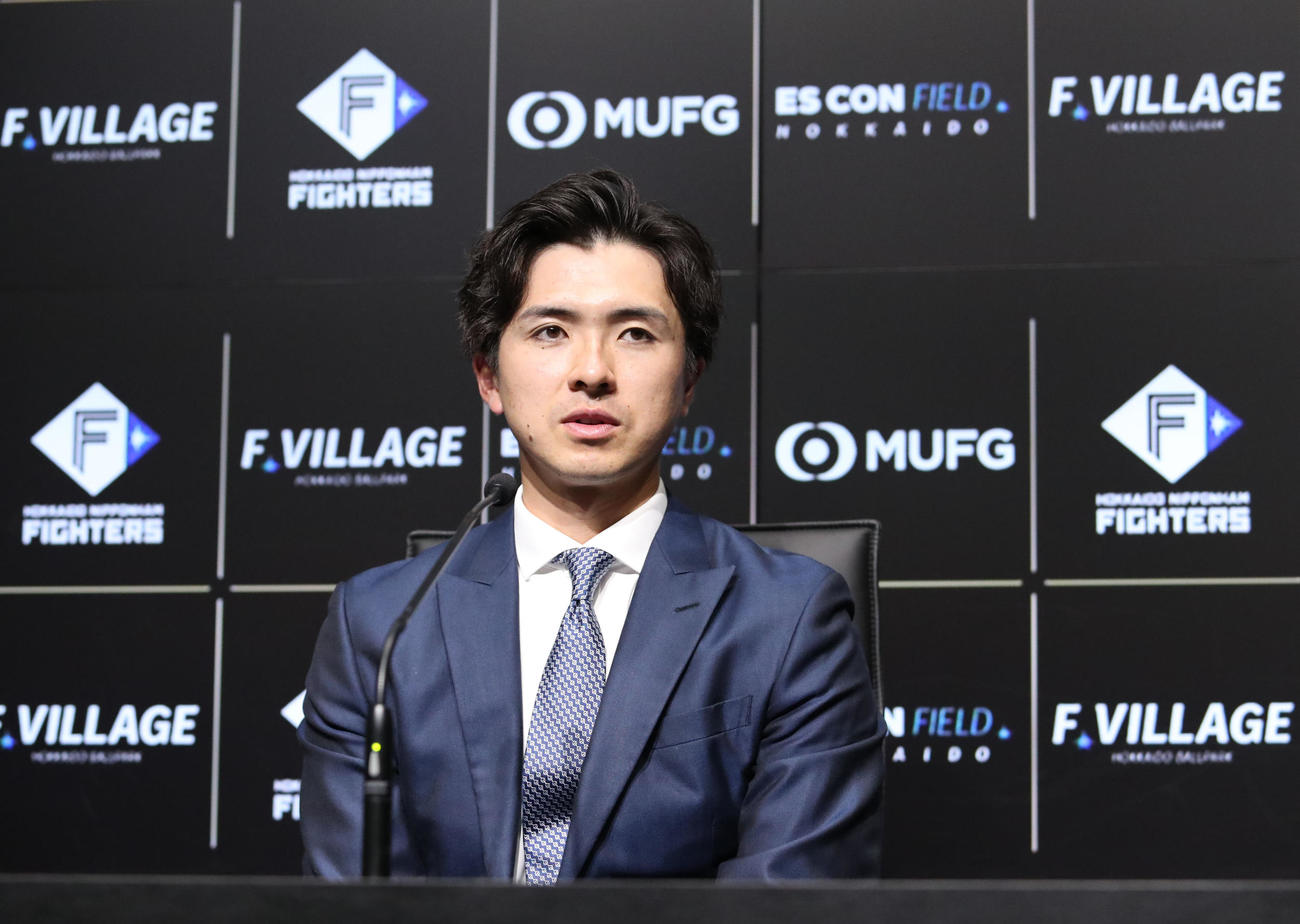 メジャー挑戦に向けて会見に臨む日本ハム上沢（撮影・佐藤翔太）