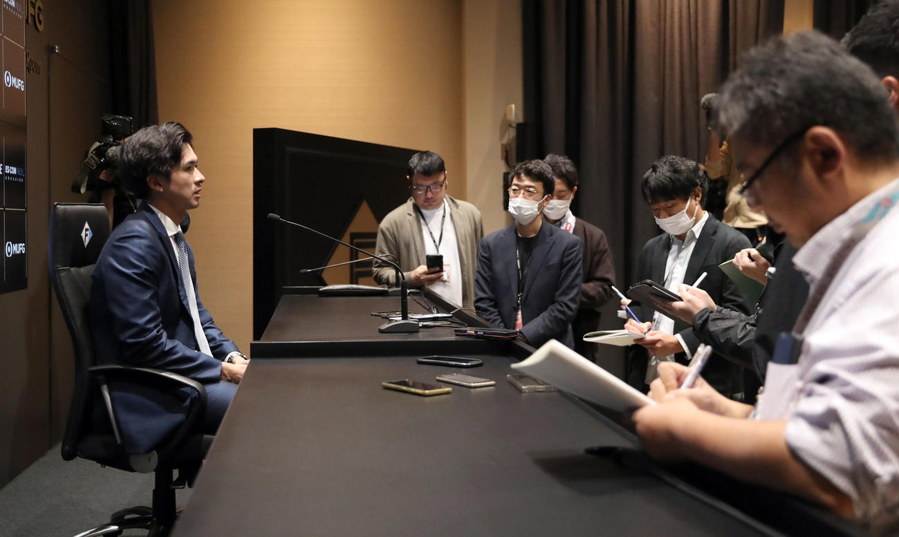 メジャー挑戦に向けて会見に臨み囲み取材を受ける日本ハム上沢（撮影・佐藤翔太）