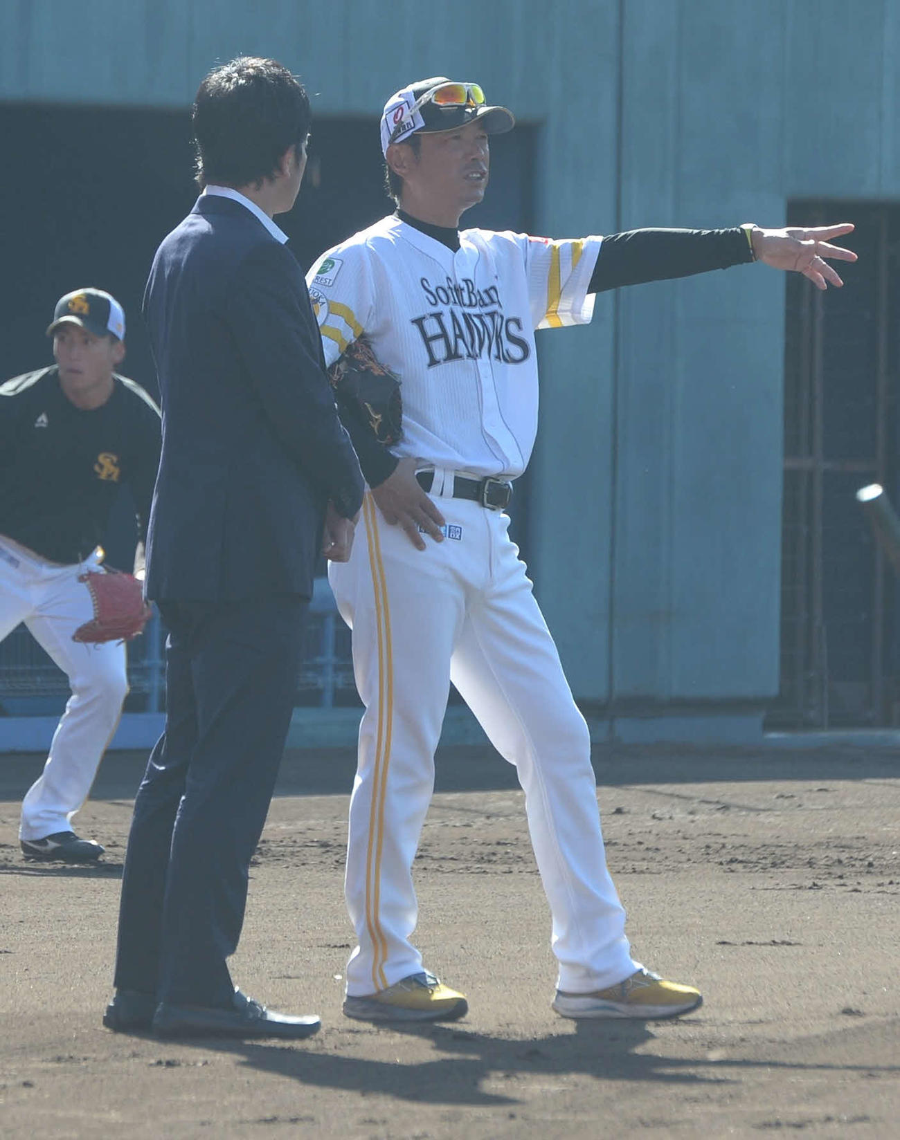 今季限りで現役を引退した松田氏（左）と話すソフトバンク小久保監督（撮影・佐藤究）
