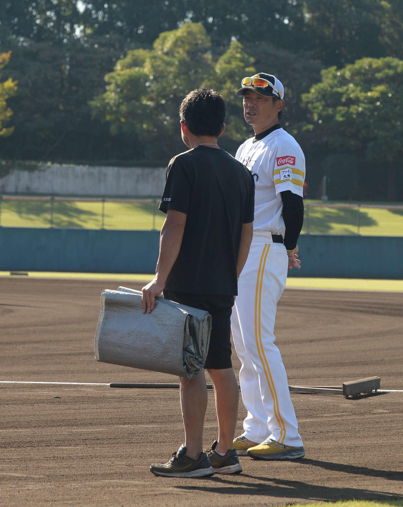2軍戦デビューした大野を絶賛したソフトバンク小久保監督（奥）（撮影・佐藤究）