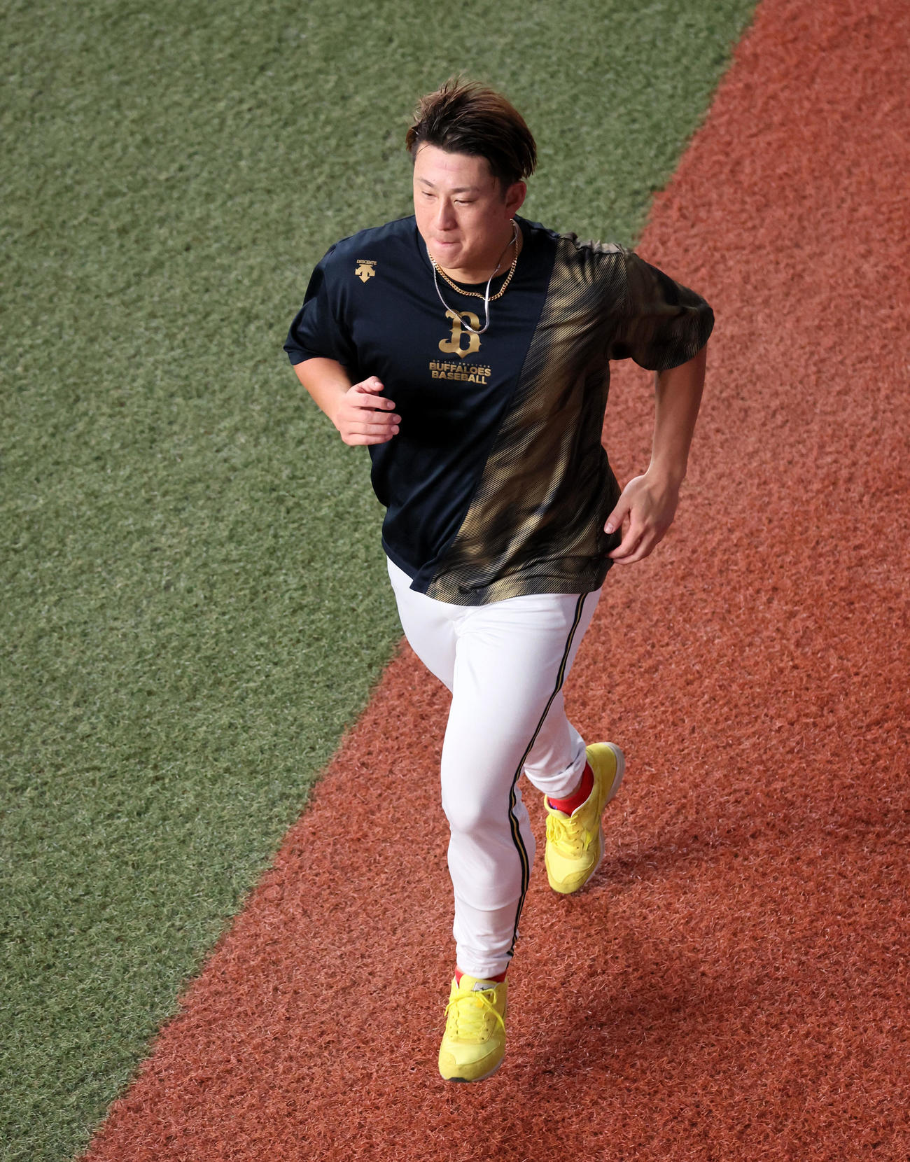 オリックス対阪神　外野を軽く走るする杉本（撮影・加藤哉）