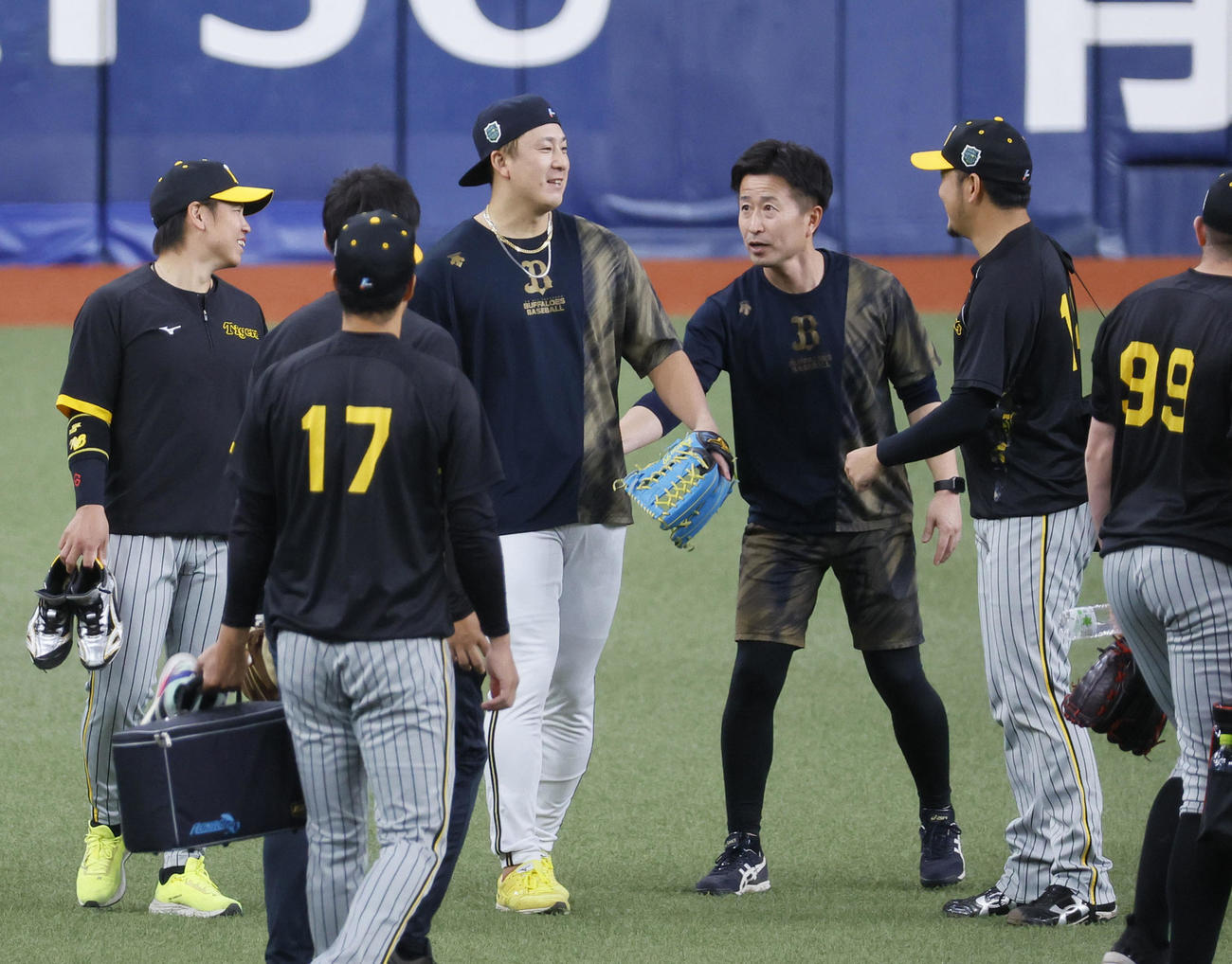 オリックス対阪神　阪神ナインに声をかけられるオリックス杉本（中央）（撮影・藤尾明華）