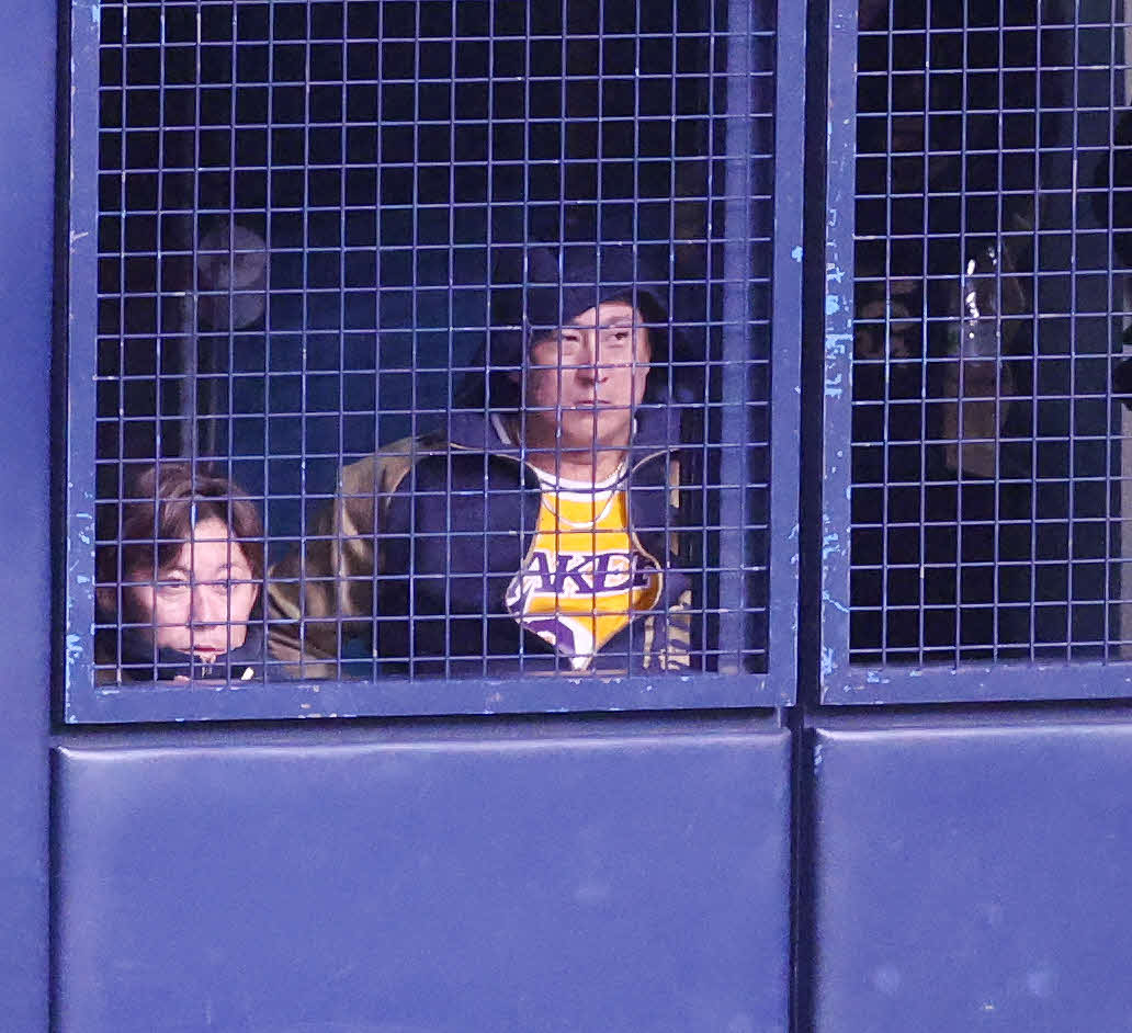 オリックス対阪神　試合を見つめるオリックス杉本（右）（撮影・宮地輝）